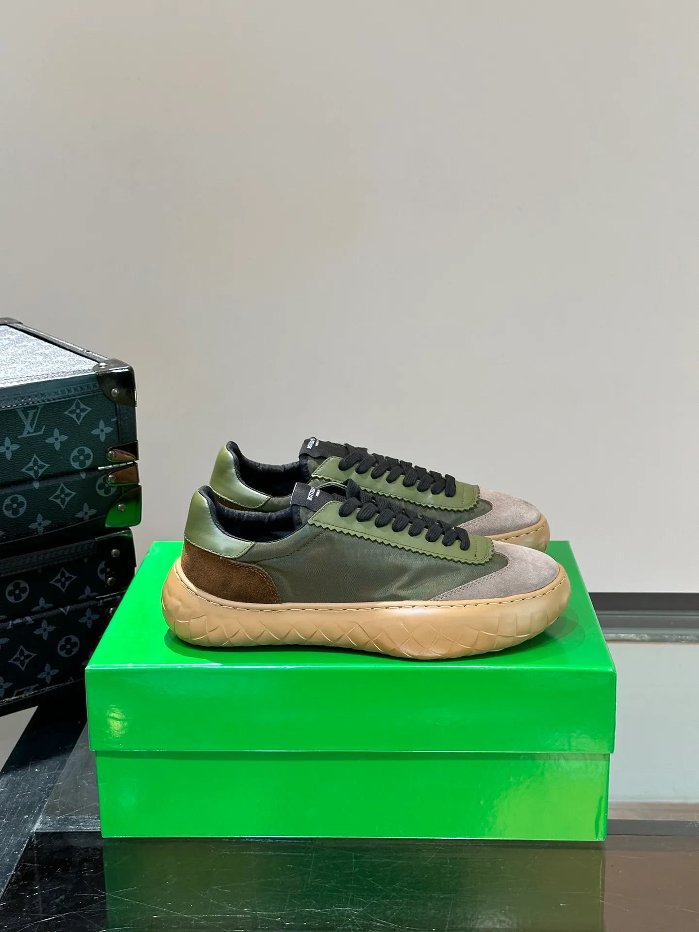 Men's shoes 💰p420 "BV" Bottega Veneta 🆕 New men's moral training sneakers, made of Sneaker technology nylon and suede, inspired by retro basketball shoes, a new interpretation of classic sneakers, light, comfortable and breathable summer essentials, the soles are made of classic woven texture, super recognizable, nylon suede splicing, full of texture! Size: 38-44 (45 customized)